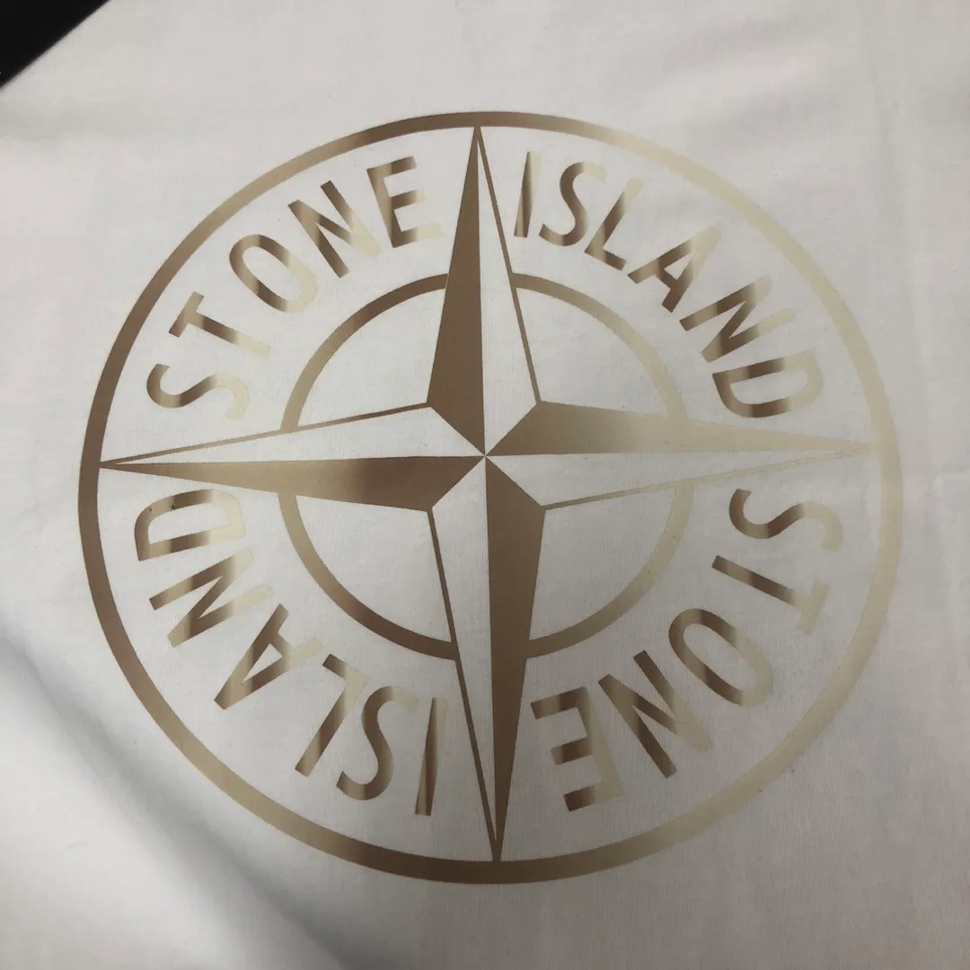 P180 Stone Island 2025 latest T-shirt, couple style ~ Original order, fashionable and casual short T-shirt, specially made of customized cotton fabric ~ Cotton T-shirt ~ Pre-washed to prevent deformation and shrinkage problem, more comfortable and breathable on the body ~ All available from stock ~ Unique design style, trendy must-have item, complete with three standards 👍 Color: black/white Size: S M L XL (larger version, please indicate your height and weight when placing an order)